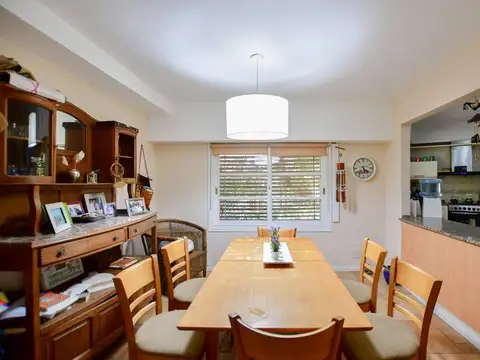 CASA EN VENTA GONNET 5 DORMITORIOS ENTRE CAMINOS