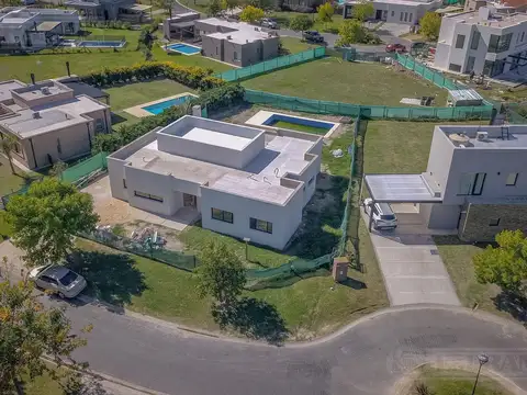 Casa 4 ambientes con 3 baños