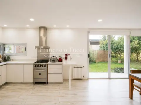 Casa en Alquiler con 4 cocheras