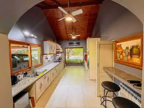 Casa 6 dormitorios en venta Lujan de Cuyo jardin