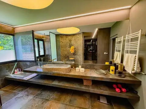 Casa 14 ambientes con 5 baños