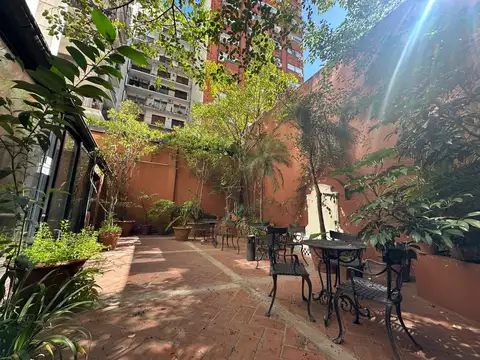 Alquiler en Edificio con historia y servicios de hotel.