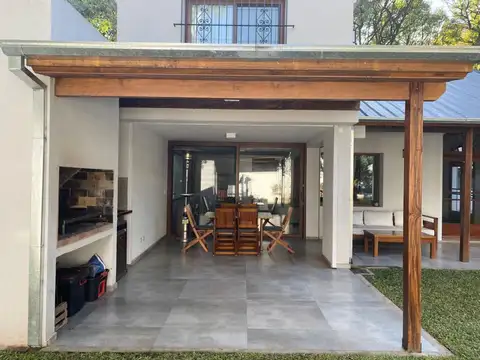 Casa 5 ambientes con 4 baños