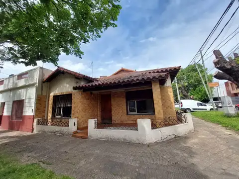 TIPO CASA EN ESQUINA 4 AMBIENTES CON PEQUEÑO  PATIO - TERRAZA - LAVADERO -