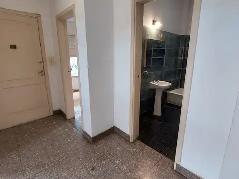 TIPO CASA EN ESQUINA 4 AMBIENTES CON PEQUEÑO  PATIO - TERRAZA - LAVADERO -