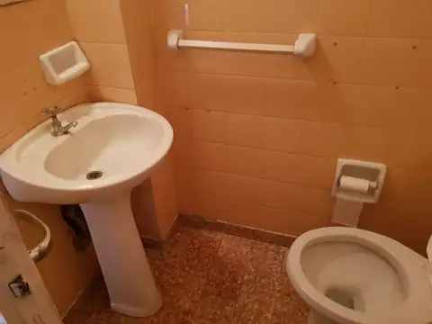 Alquiler Cochabamba 1500 Local 27m2 con baño