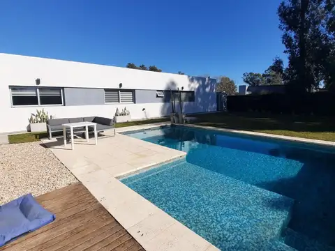 Casa en Alquiler con 1 cochera