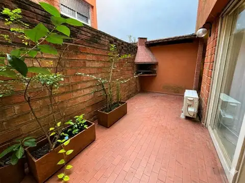 VENTA DE MONOAMBIENTE CON PATIO EN 1ER PISO, EXC UBICACION