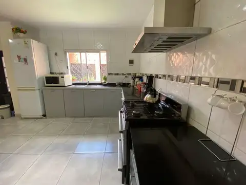 VENTA CASA 3 DORM, QUINCHO Y PILETA. LAMADRID 2600