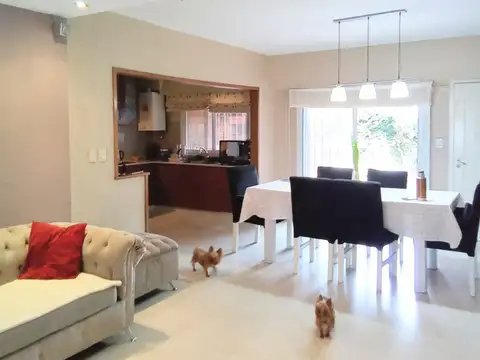 Casa en Venta con 2 cocheras