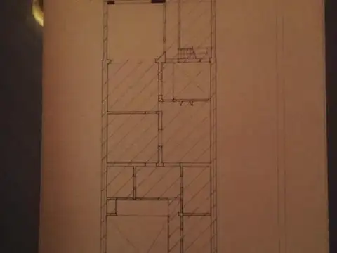 Casa, 2 plantas, 8,66 m2 de frente x 38,22 m2 de fondo. Jardín y cochera cerrada. A refaccionar.