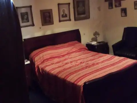 Casa, 2 plantas, 8,66 m2 de frente x 38,22 m2 de fondo. Jardín y cochera cerrada. A refaccionar.