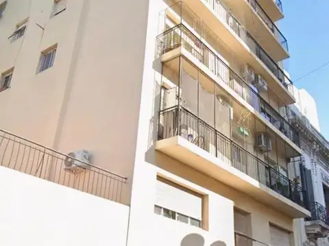 Amplio Semipiso de 4 Ambientes con Balcón Corrido en San Telmo