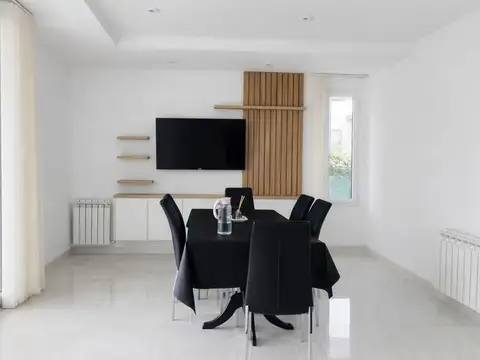 Casa de categoría en Barrio Pinares de Furlotti