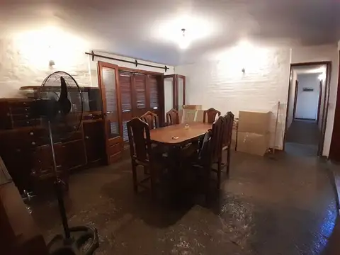 Casa 7 ambientes con 2 baños