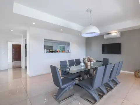 Casa en Venta con 3 cocheras