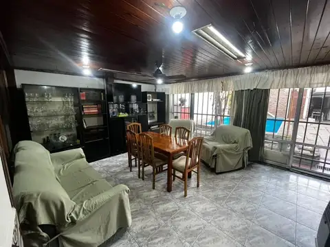 CASA EN 2 PTAS, CON GARAJE, FONDO C/PILETA Y LOCAL COMERCIAL