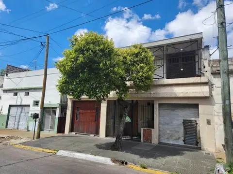 CASA EN 2 PTAS, CON GARAJE, FONDO C/PILETA Y LOCAL COMERCIAL