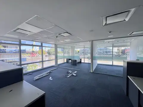 Oficina en Alquiler con 3 cocheras