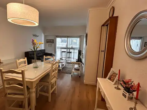 Departamento de dos ambientes con balcon saliente