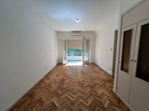 Semipiso 3 ambientes con balcón al frente en Caballito