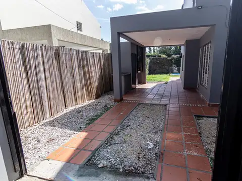 VENTA CASA DE 2 DORMITORIOS CON COCHERA, PATIO CON PILETA Y PARRILLERO EN FISHERTON - CALLE 1507