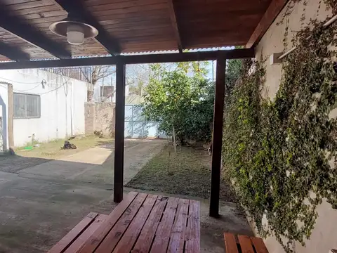 VENTA CASA DE 4 DORMITORIOS Y QUINCHO FISHERTON