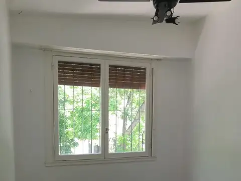 DEVOTO-OPORTUNIDAD UNICA ALQUILER LOCAL u OFICINA COMERCIAL CONSTA DE 2 AMBIENTES, CON TOILETTE Y GARAGE- MUY LUMINOSO-Joaquin V Gonzalez al 4200