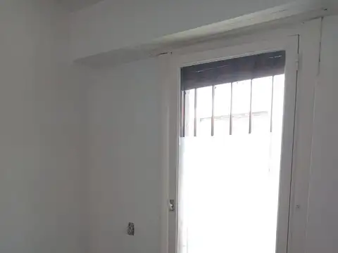 DEVOTO-OPORTUNIDAD UNICA ALQUILER LOCAL u OFICINA COMERCIAL CONSTA DE 2 AMBIENTES, CON TOILETTE Y GARAGE- MUY LUMINOSO-Joaquin V Gonzalez al 4200