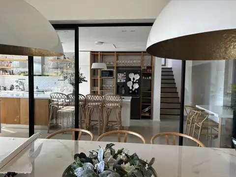 Casa 6 ambientes con 5 baños