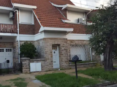 Excelente casa P.H. P.Baja al Frente con living comedor, comedor diario, cocina baño, 2 dormts., patio cuartito c/lavadero