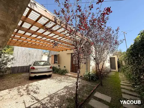 Casa en venta - 2 Dormitorios 1 Baño - City Bell