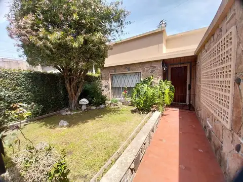 VENTA CASA 3 AMB CON COCHERA PATIO Y QUINCHO GERLI