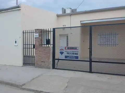 REMAX ALQUILA CASA DE 3 DORM.  COCHERA Y PATIO