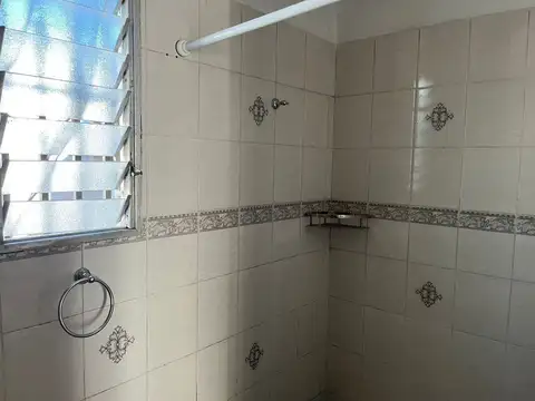 REMAX ALQUILA CASA DE 3 DORM.  COCHERA Y PATIO