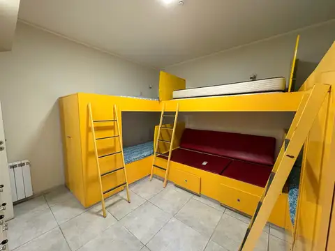 Casa al frente de tres dormitorios a metros de Bv Oroño PH PB
