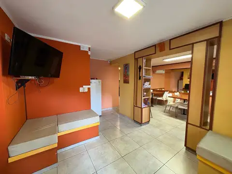Casa al frente de tres dormitorios a metros de Bv Oroño PH PB