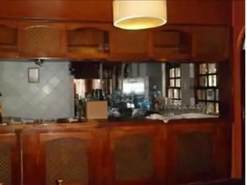 LOCAL EN 2 PLTAS.300 M2.CUB-.EN ESQ.-SOBRE LOTE PROPIO