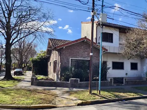 Imponente casa en venta de 5 ambientes con jardín y cochera