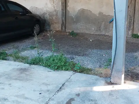 Cochera semicubierta. Bien ubicada. Con escritura