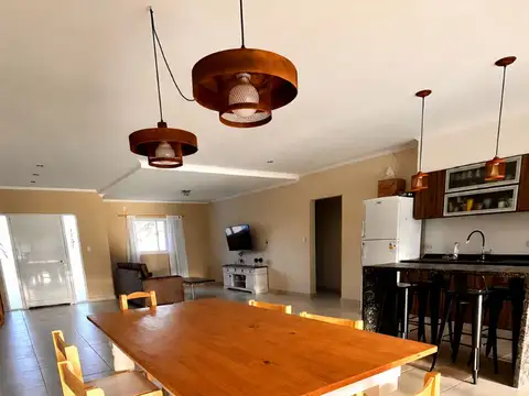 Casa 4 ambientes con 2 baños