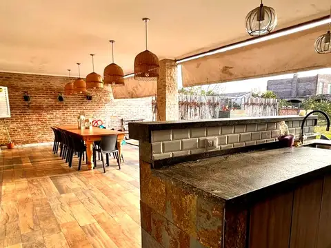 CASA EN VENTA 2 DORM PILETA Y GRAN TERRENO