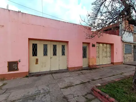 VENTA - Casa a refaccionar 3 dormitorios, parrillero y patio seco - Azcuénaga, Rosario.