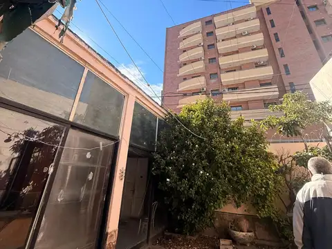 Casa 8 ambientes con 2 baños