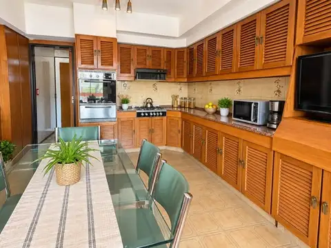 Casa en Venta con 3 cocheras