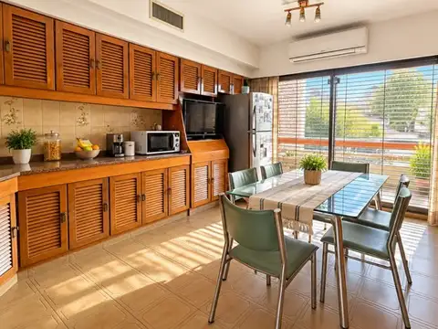 Casa 5 ambientes con 4 baños