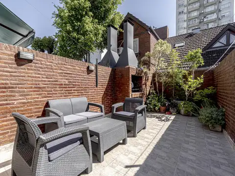 PH  AL FRENTE,  EN DUPLEX,5 AMBIENTES, COCHERA CUBIERTA, PATIO, IMPECABLE ESTADO