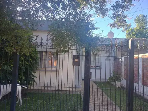 CASA EN VENTA DE 3 DORMITORIOS EN BARRIO JARDIN