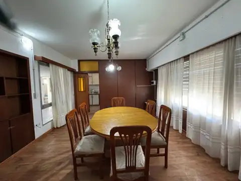 Casa 8 ambientes con 2 baños