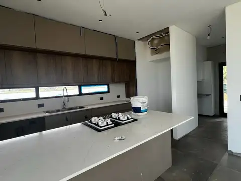 Casa en Venta con 4 cocheras